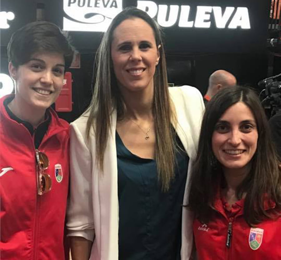 Amaya Valdemoro con las entrenadoras del Paidos