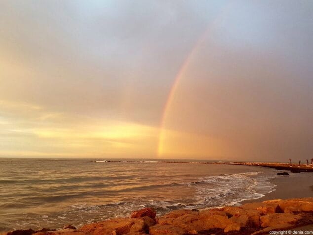 arcoiris en la playa de denia