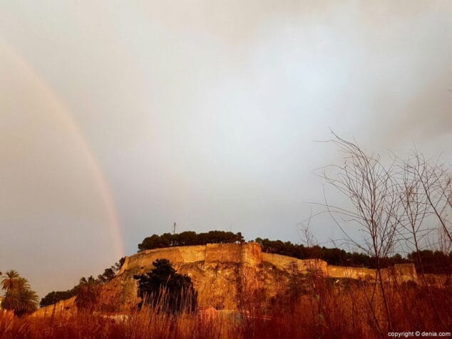 arcoiris sobre el castillo de denia