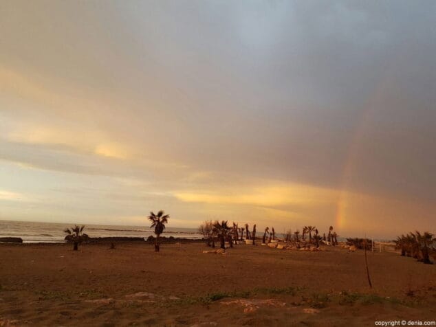 arcoiris sobre la playa de denia