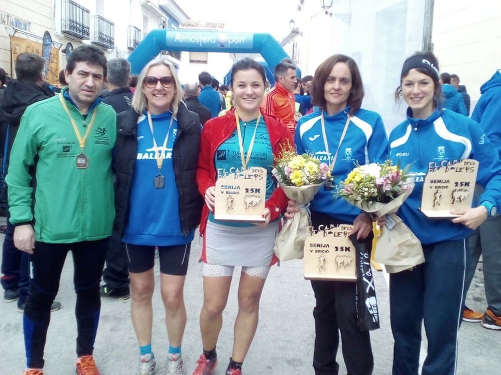 atletas con sus trofeos