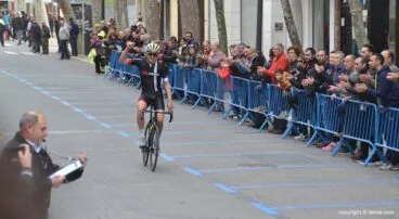 ben hetherinton alzando los brazos