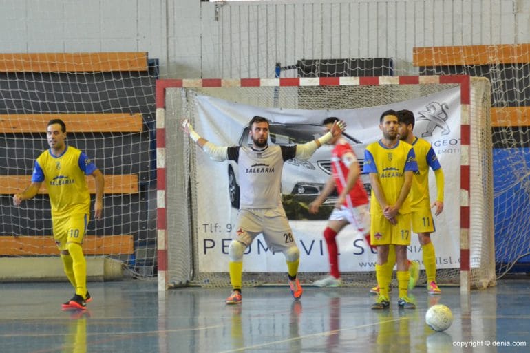 César colocando a sus jugadores