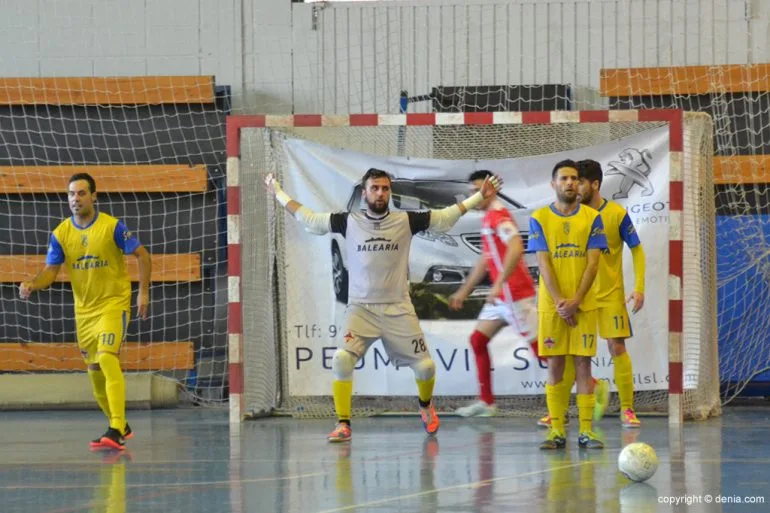 César colocando a sus jugadores
