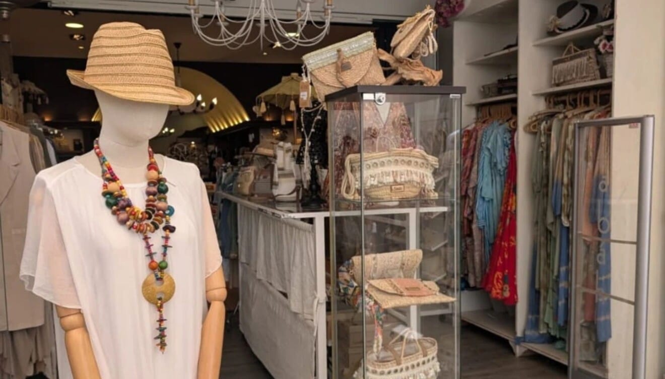 Complementos de moda como sombreros y accesorios femeninos