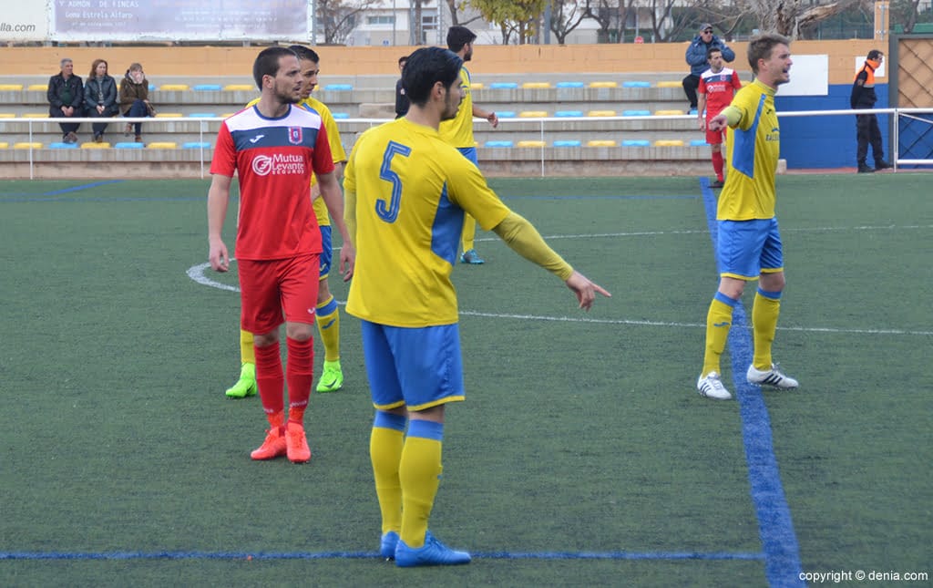 cristian marcando la linea defensiva del cd denia