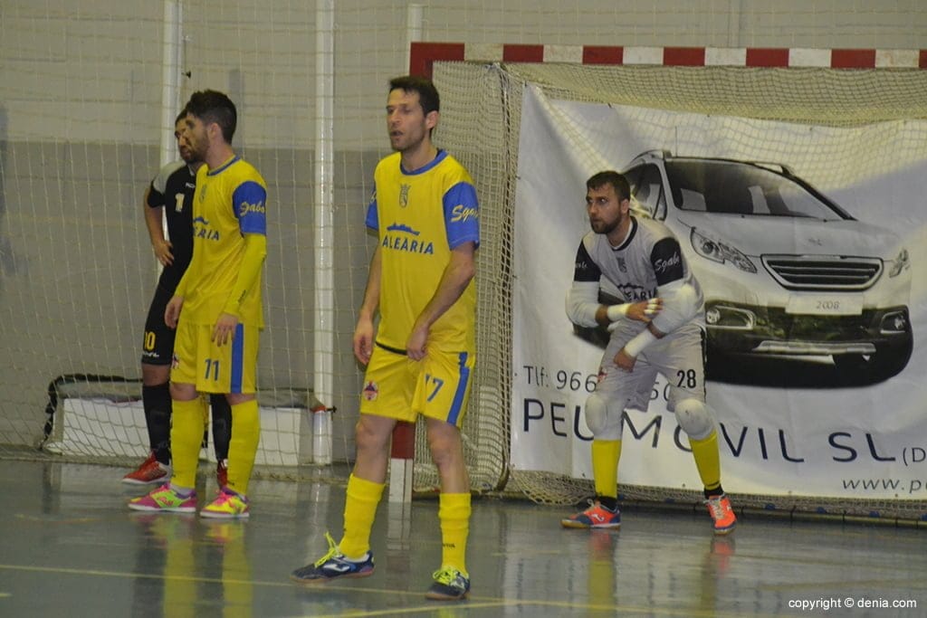 curro y cesar atentos a la pelota