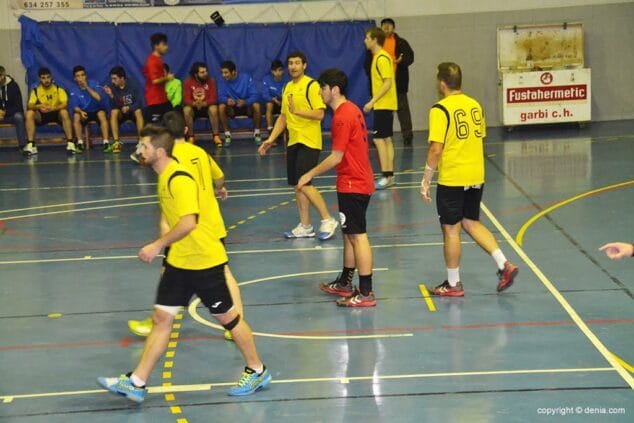 defensa del garbi denia durante un partido