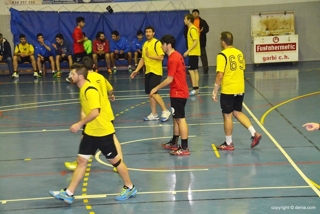El Garbi Dénia cayó en los últimos minutos en la pista del BM Almoradi (32-29) 1 defensa del garbi denia durante un partido
