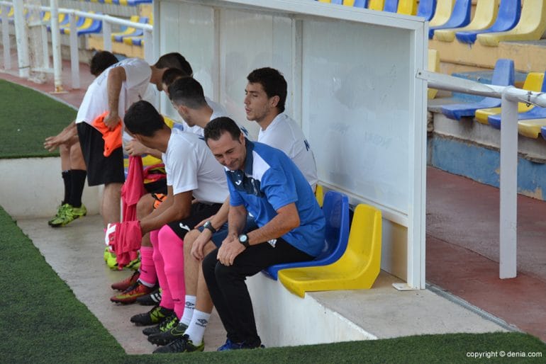 Diego Miñana en el banquillo de la UD Oliva