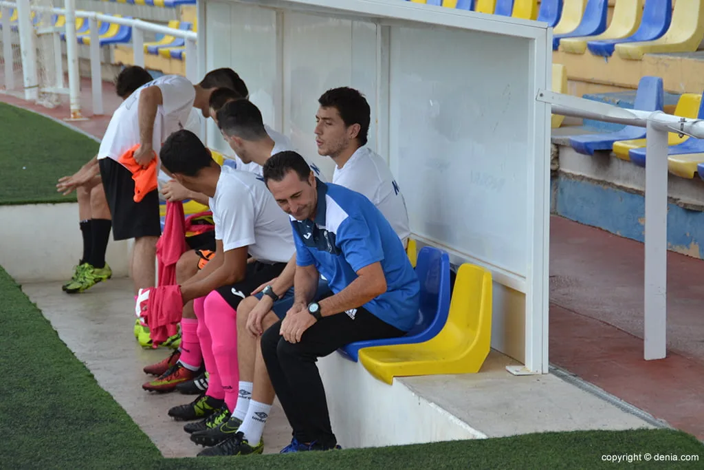 El CD Dénia tiene que sumar los tres puntos ante la UD Oliva 2 diego minana en el banquillo de la ud oliva