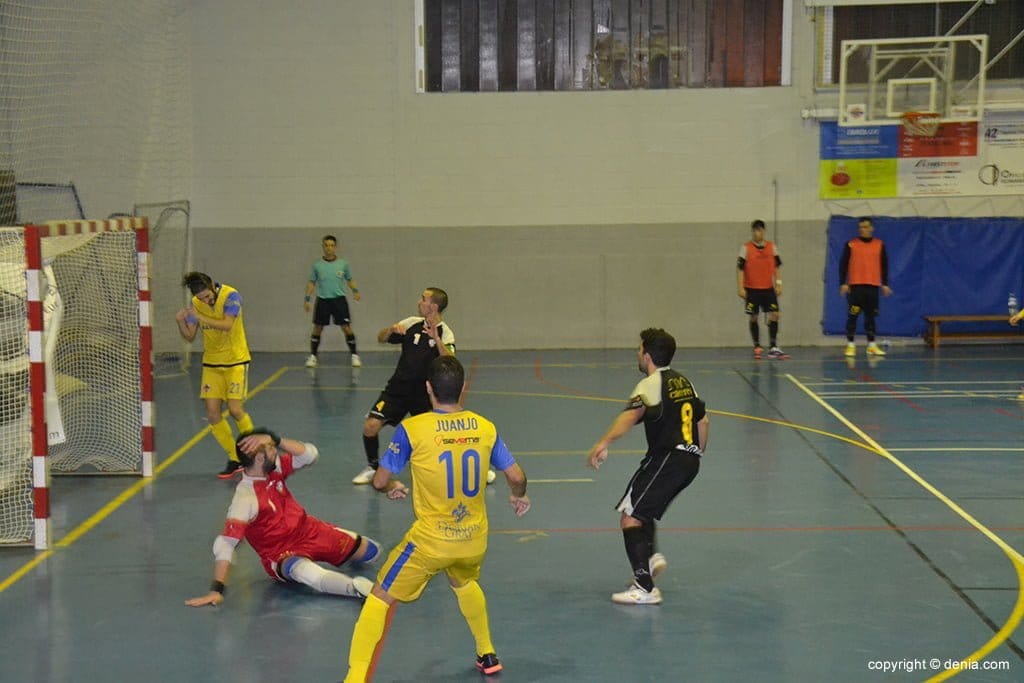 el denia futsal a punto de marcar