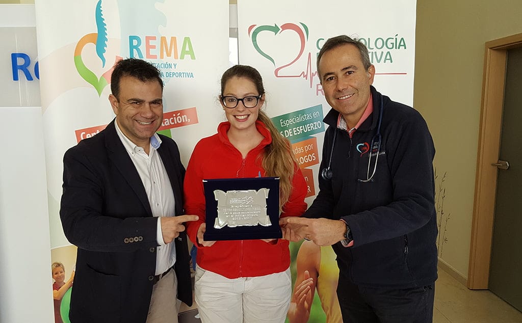 el equipo de rema con su premio