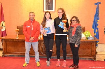 Emma Fornés y Ángela Moltó con los trofeos