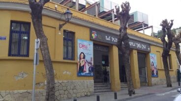 entrada al mercat por la calle carlos senti