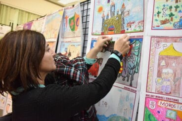 Eva Ronda en la exposición de dibujos del Mig Any