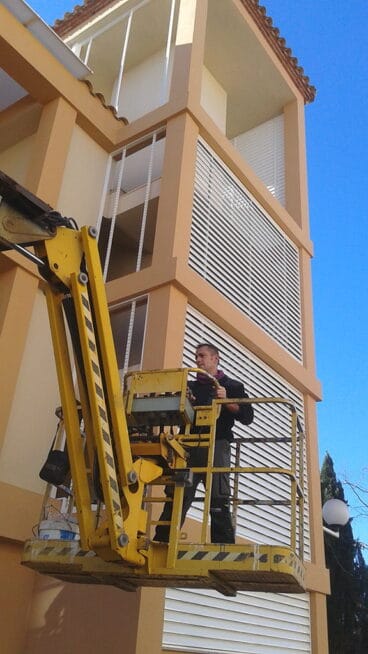 Fabricación de celosías para comunidad Alucardona Pvc y Aluminios S.L