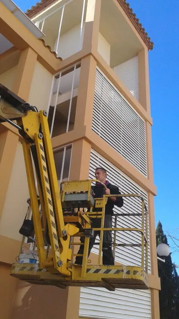Fabricación de celosías para comunidad Alucardona Pvc y Aluminios S.L