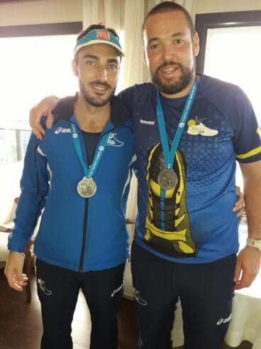 Gonzaló Durá y Juan Sapena con sus medallas como finisher de la maratón de Sevilla
