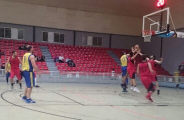 intento de canasta del denia basquet ante el at montemar