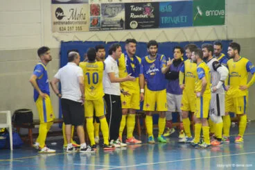 Javi Arnau con sus chicos en un tiempo muerto
