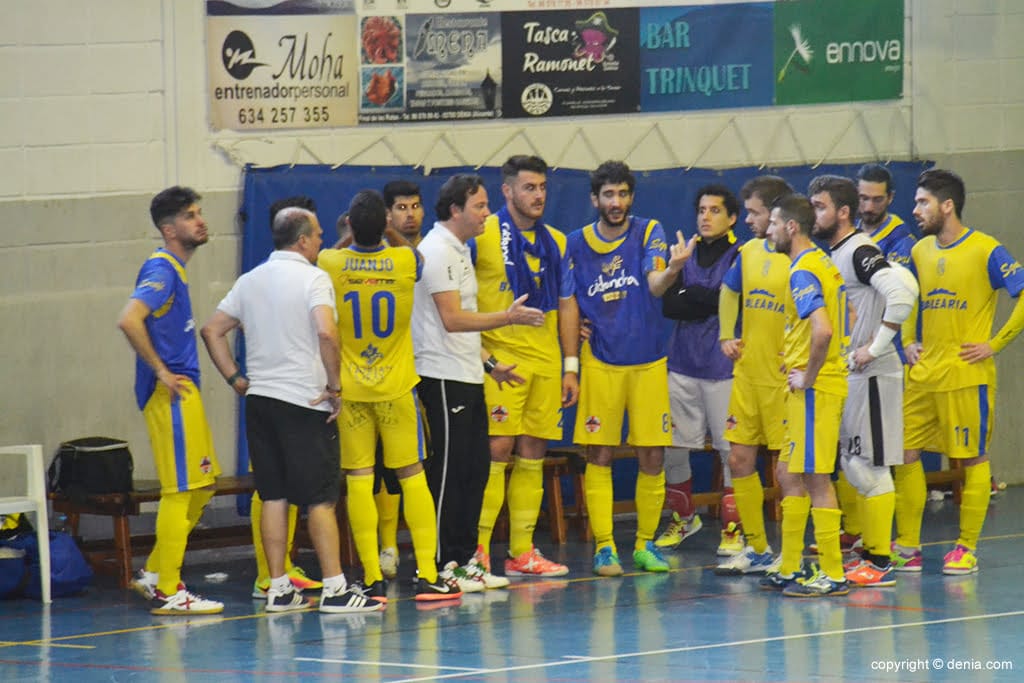 Victoria del Dénia FS en una extraordinario partido ante el AD Bargas (8-3) 3 javi arnau con sus chicos en un tiempo muerto