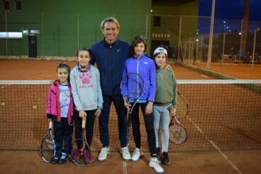 javier piles con las jovenes jugadoras alevines