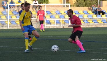 jordi jugando el balon ante jugadores de la ud oliva