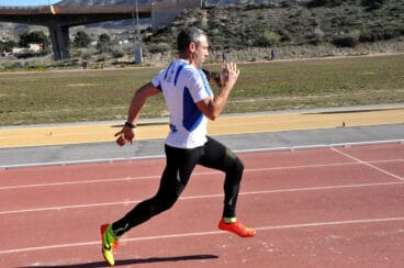 José Lozano durante la carrera de 60 metros lisos