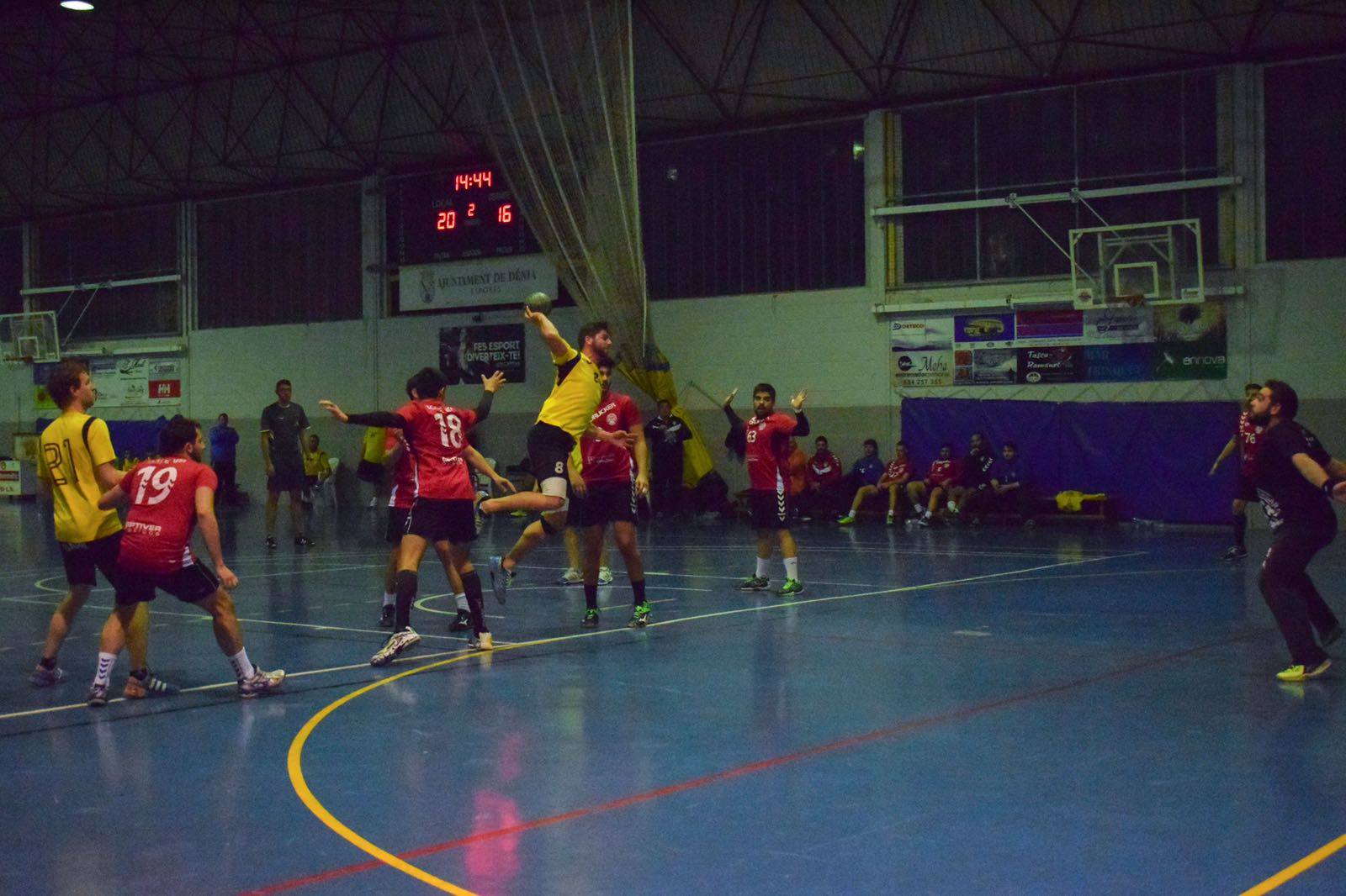 jose sanchez lanzando a porteria