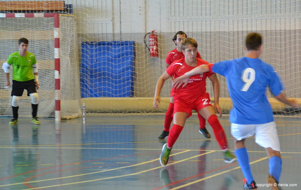 jugador del paidos ante un rival