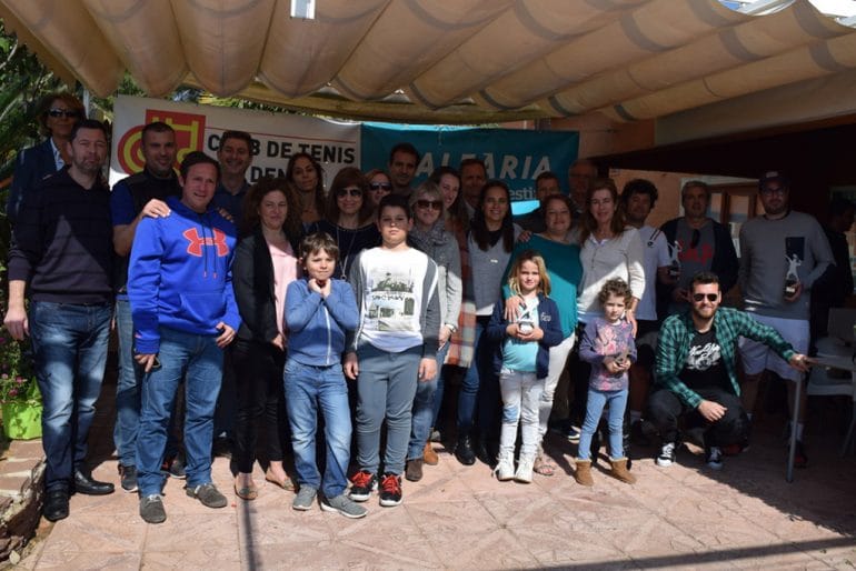 Jugadores y jugadoras junto a organizadores y familiares