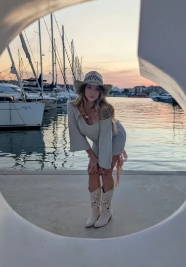 Looks en tonos claros con complementos mediterráneos