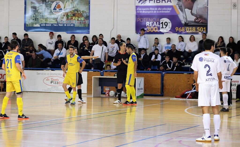 los dianenses sacando el balon