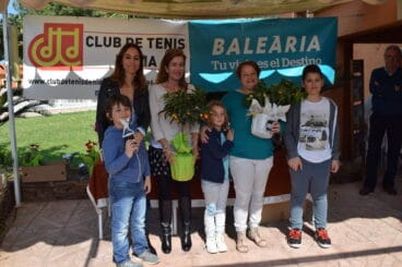 maria attard y brigitte reniers con su trofeos