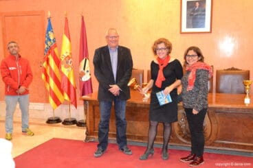 Nieves Corrella con su trofeo