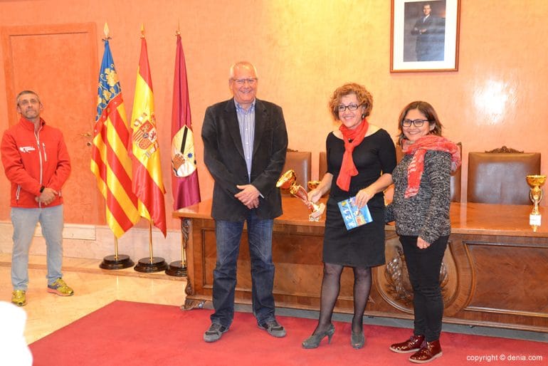 Nieves Corrella con su trofeo