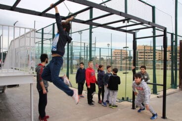 ninos pasando barras