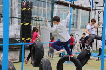 Niños superando neumáticos