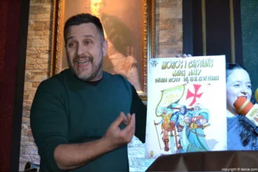 Óscar Llamas con el cartel de Mig Any de Moros y Cristianos de Dénia 2017