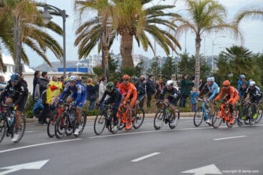 Peloton perseguidor en el puerto