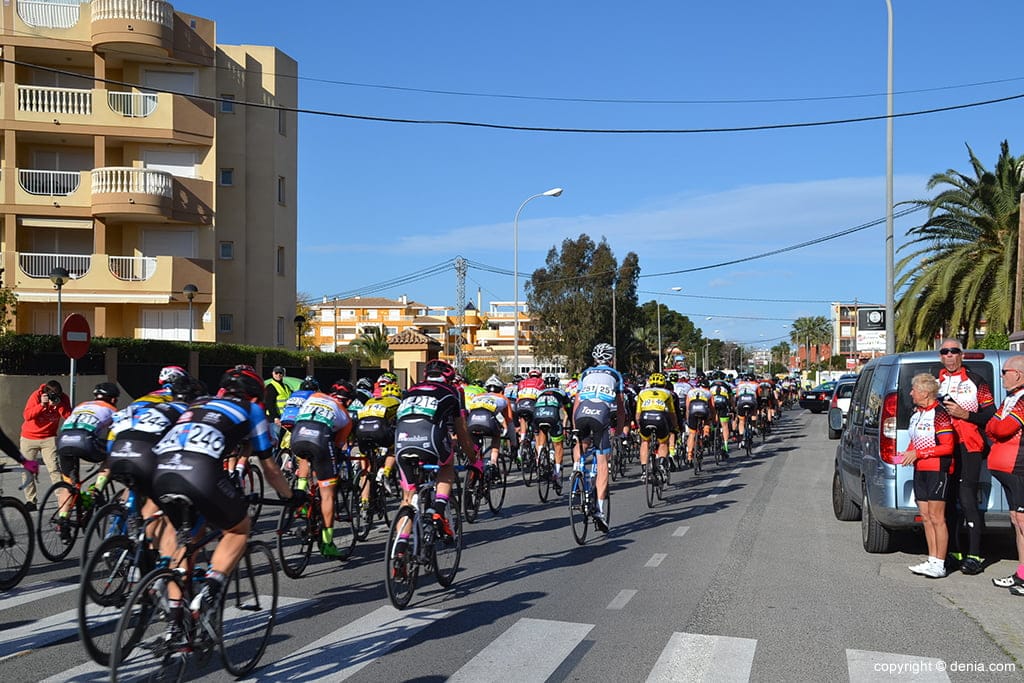 Dénia acoge la tercera etapa de la 'XXXI Volta Ciclista a la Marina' 1 peloton por la carretera de las marinas