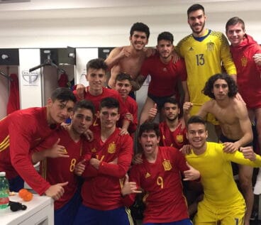 pepelu con sus companeros de seleccion sub 19
