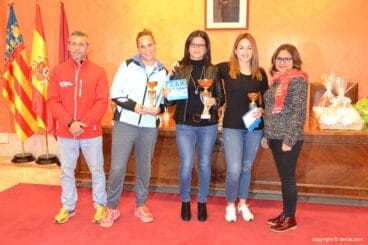 Podio Senior con los trofeos
