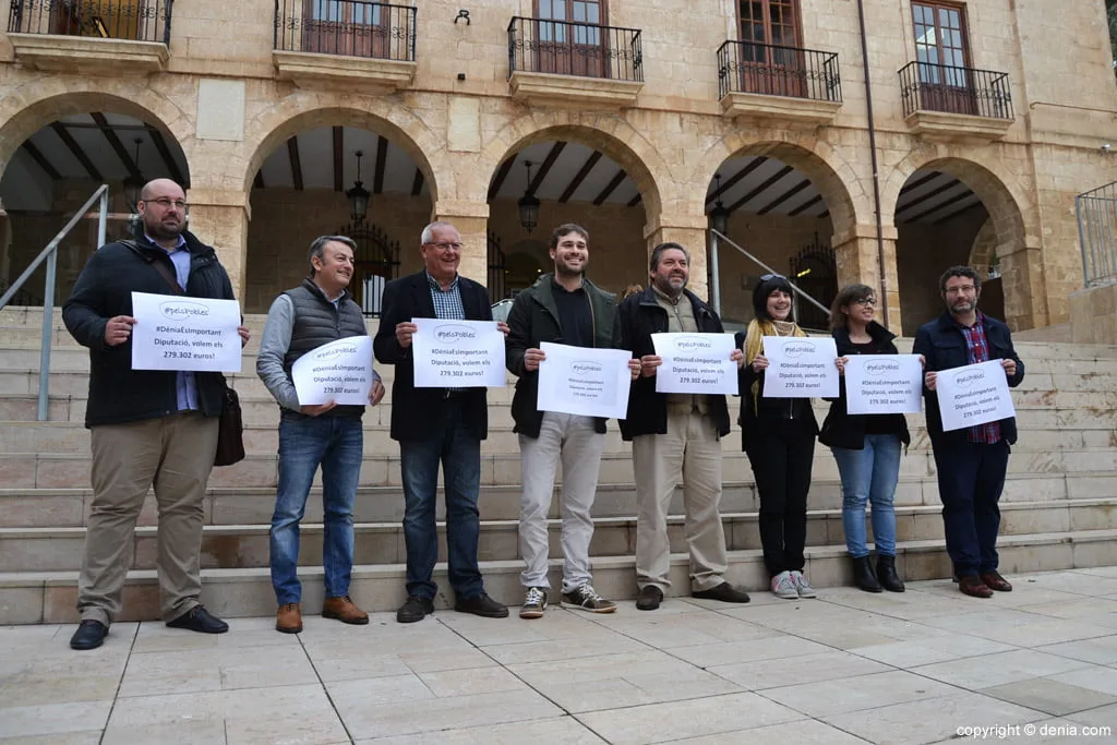 PSPV y Compromís alzan sus voces para reclamar a la Diputación el dinero del Fondo de Cooperación Municipal 1 protesta de pspv y compromis en denia