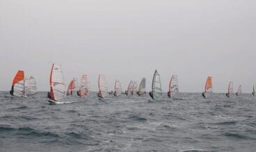 Regatistas sobre las tablas de windsurf en Deniavela