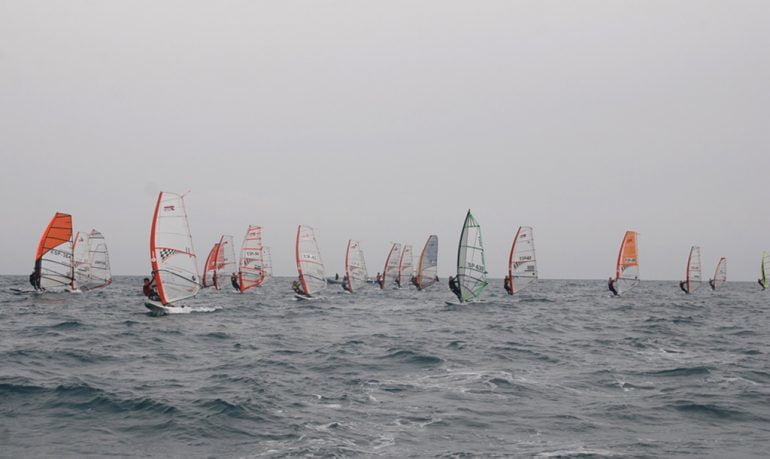 Regatistas sobre las tablas de windsurf en Deniavela