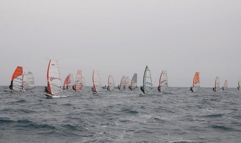 Regatistas sobre las tablas de windsurf en Deniavela