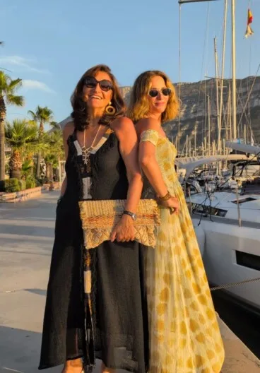 Ropa veraniega femenina y complementos con estilo mediterráneo