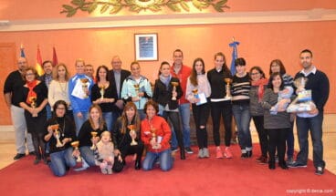 todas las premiadas con sus trofeos junto a autoridades